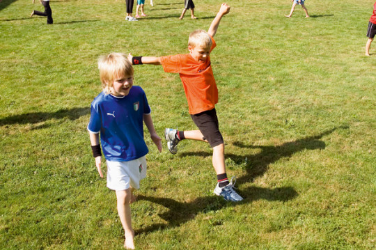 Outdoorspiele Mit Kids Hartplatz Rasen Spielplatz Schattenspiel Mobilesport Ch